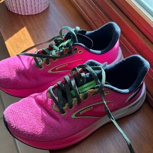 Brooks Women's Hyperion Pink and Black Athletic Shoes